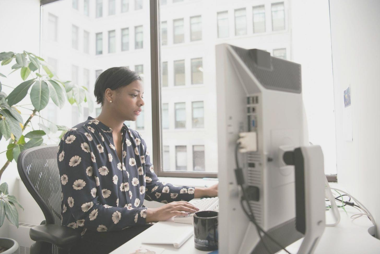 Environnement de travail collaboratif chez nexarilumos avec équipes d'analystes financiers