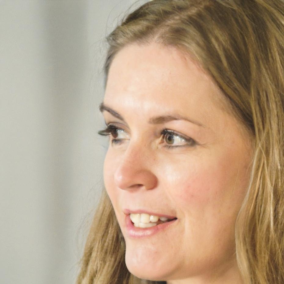 Portrait de Camille Dubois, Directrice des analyses sectorielles