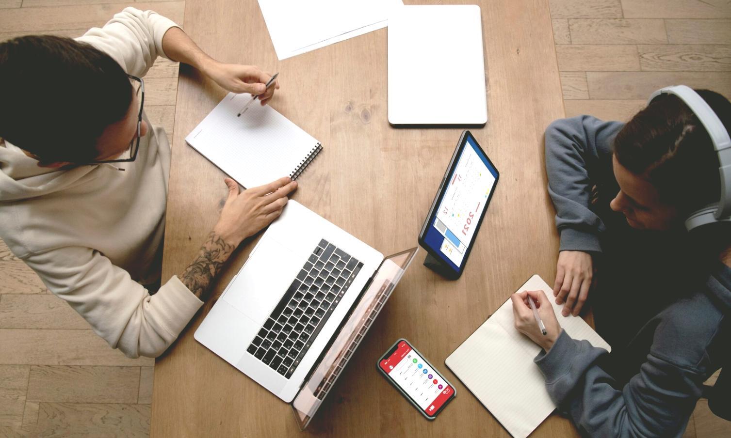 Équipe nexarilumos analysant des données financières